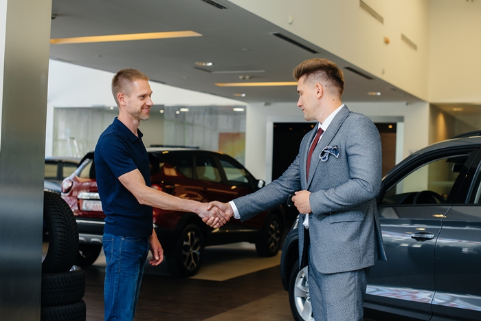 firm-handshake-after-buying-new-car-young-family-car-dealership Quem Somos